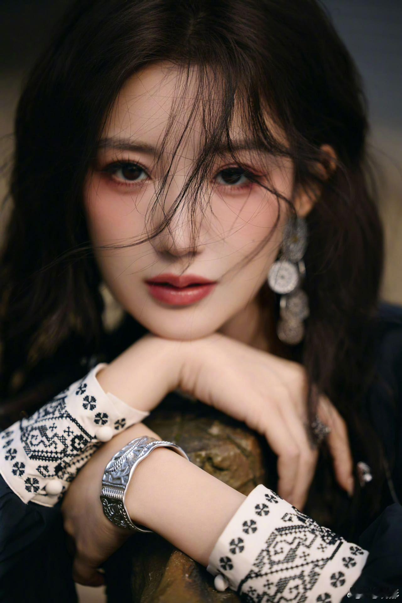 曝毛晓彤凌晨从医美诊所离开完全不懂这点小事为什么会上热搜，护肤不分时间，凌晨忙完