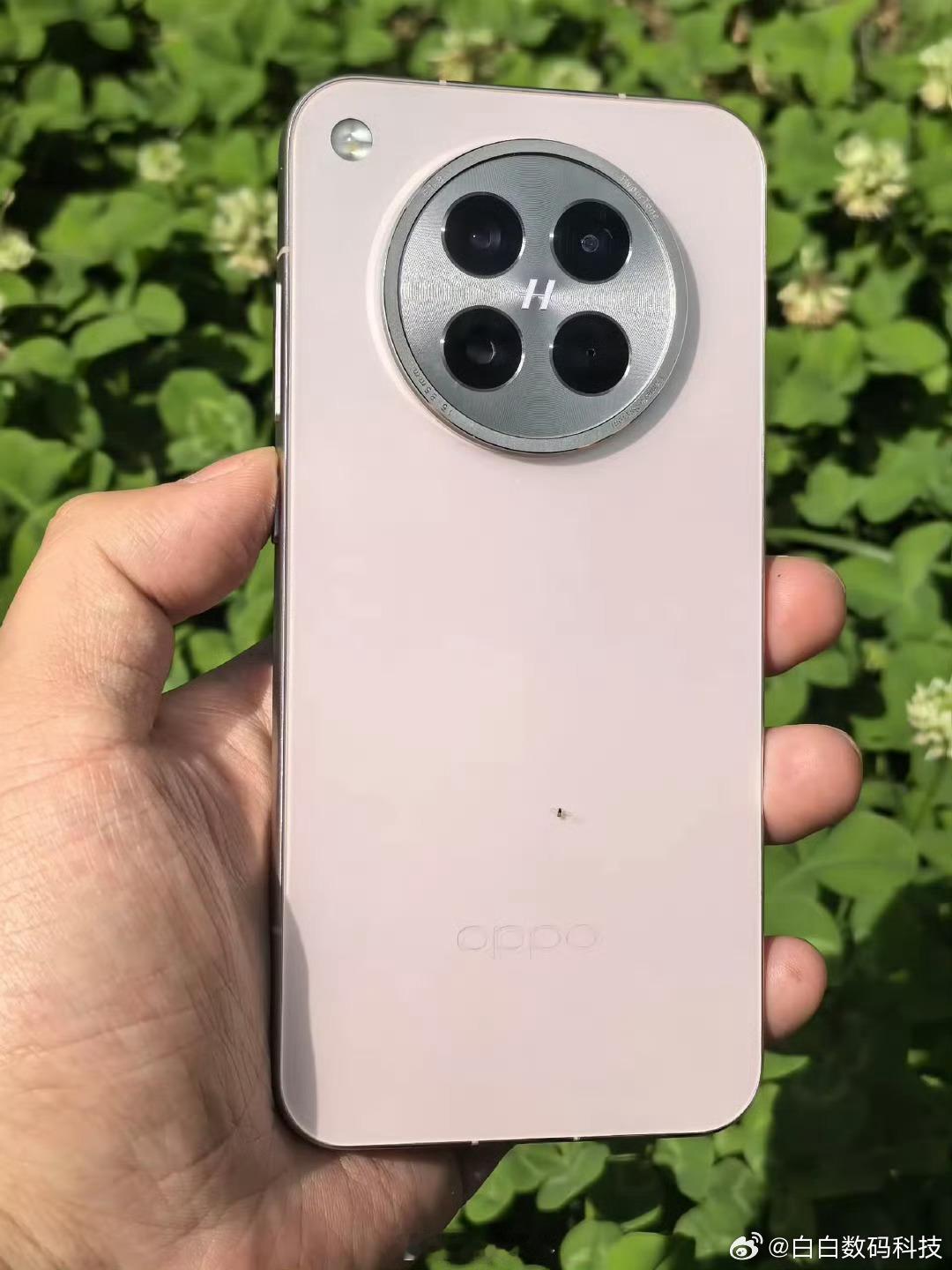 相较于X8，X8s的外观没啥大调整，主要是把镜头的排布方式改了，视觉上更加紧凑，