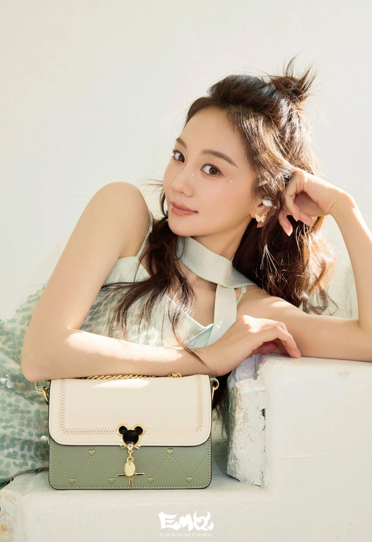 👩🏻: 胡意旋 