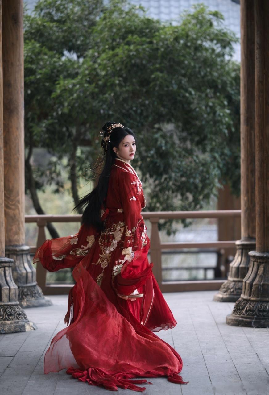 刘些宁身上温柔又灵气的劲儿，和《归良辰》金银错中长公主婉婉简直绝配，感觉她能把婉