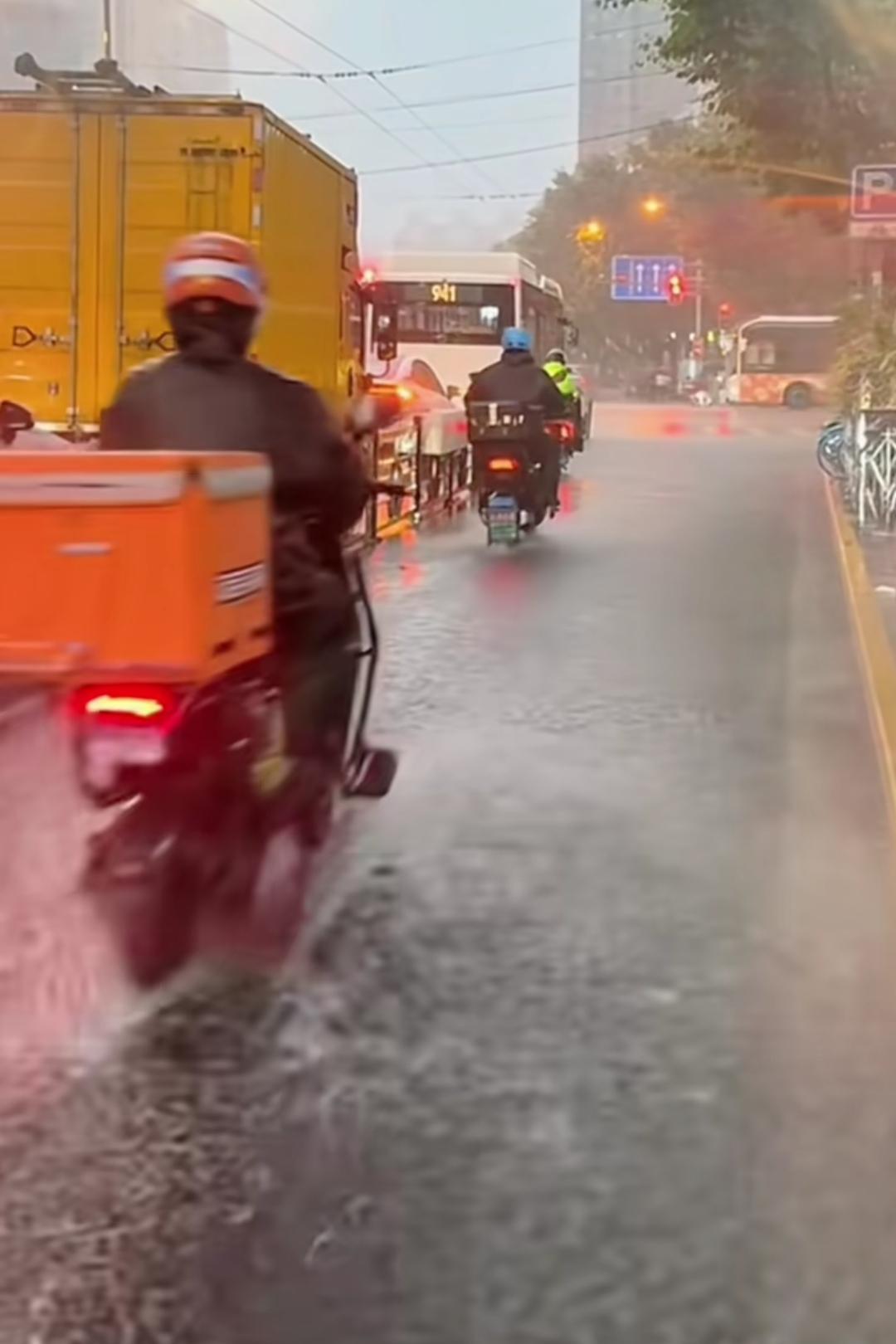 台风天上海出行安全提醒
 
台风来袭，上海风力、降雨强度大，风雨叠加风险多，外出