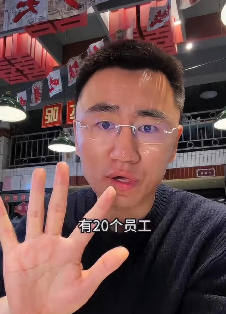 穆萨诉说自己开的饭店可能要倒闭了，开了几个月，钱没挣着还有了窟窿要填。

让我们