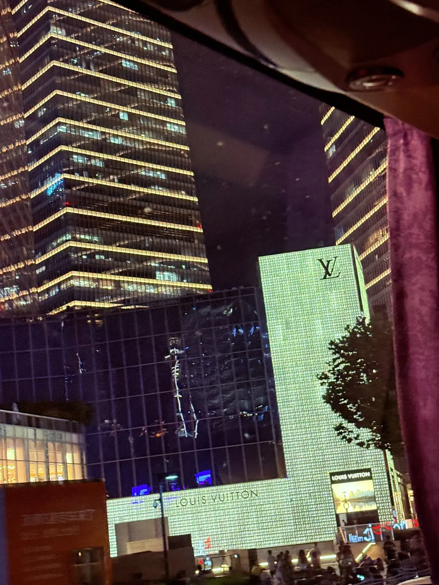 原来你看的灯 是上海的路易威登