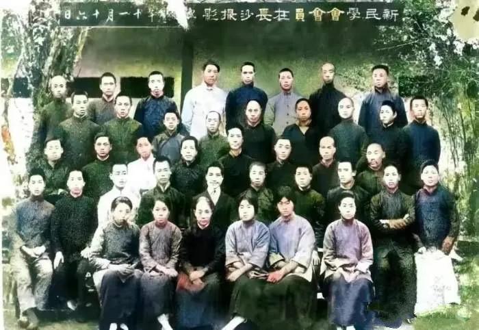 这是毛主席与杨开慧的罕见合影

下图是长沙新民学会的合影，当时毛主席与杨开慧都是