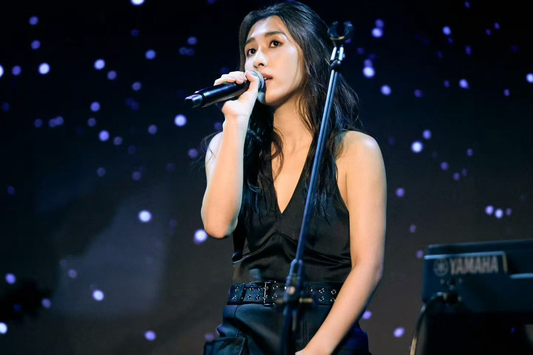 金曲奖黑马新人歌手耳帝评金曲奖最佳新人提名女歌手 首专就入围四项金曲奖，还和蔡依