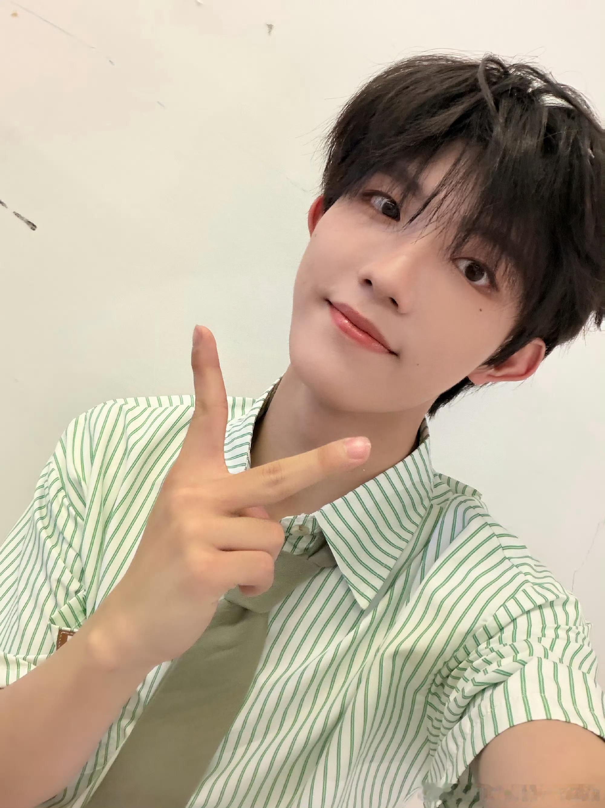 苏新皓一条vlog发两遍苏新皓连着发两遍同款vlog也太可爱了，呆呆的反差感拉满
