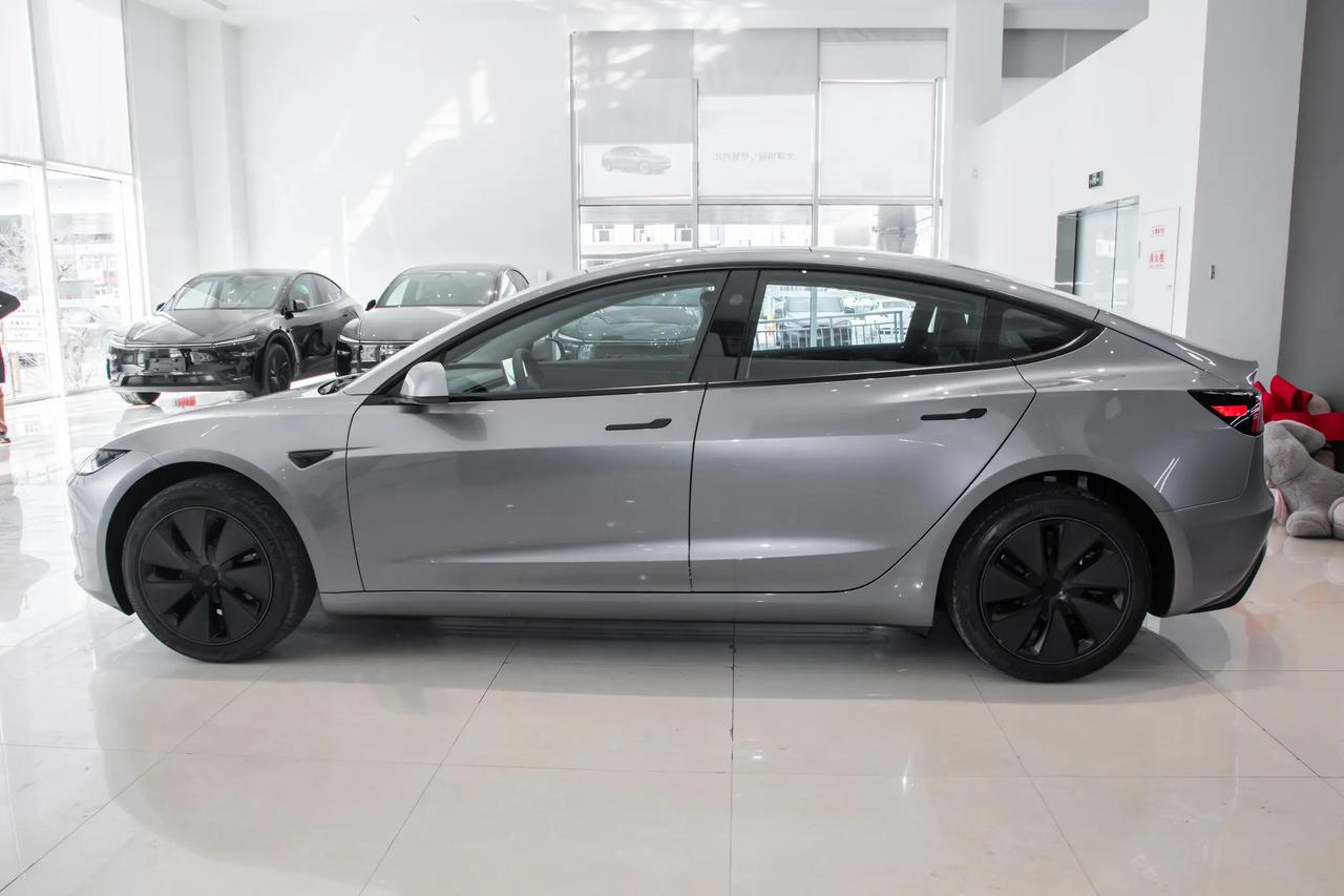 买新能源轿车可以重点考虑一下特斯拉Model 3，这款车的销量大，得到了市场的充