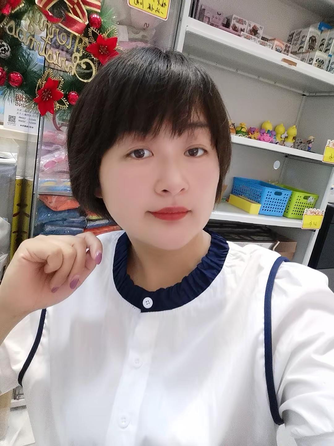 不高，不瘦，不漂亮，羡慕过许多人，但更爱是普普通通的自己沪漂老阿姨守店上班