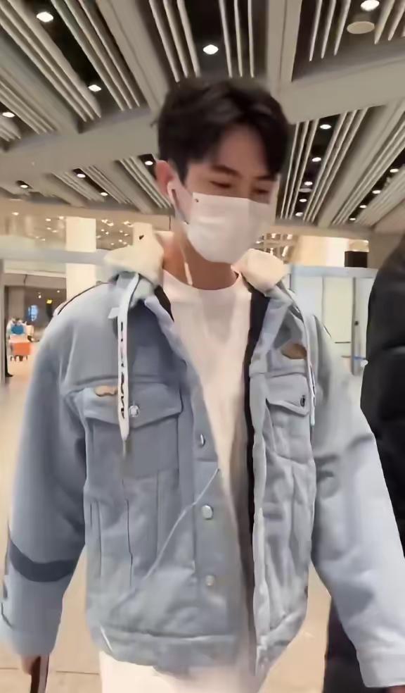 捕捉一只在机场收礼物的，手里的小玩偶也太可爱了吧！是行走的荷尔蒙，也是温柔的邻家