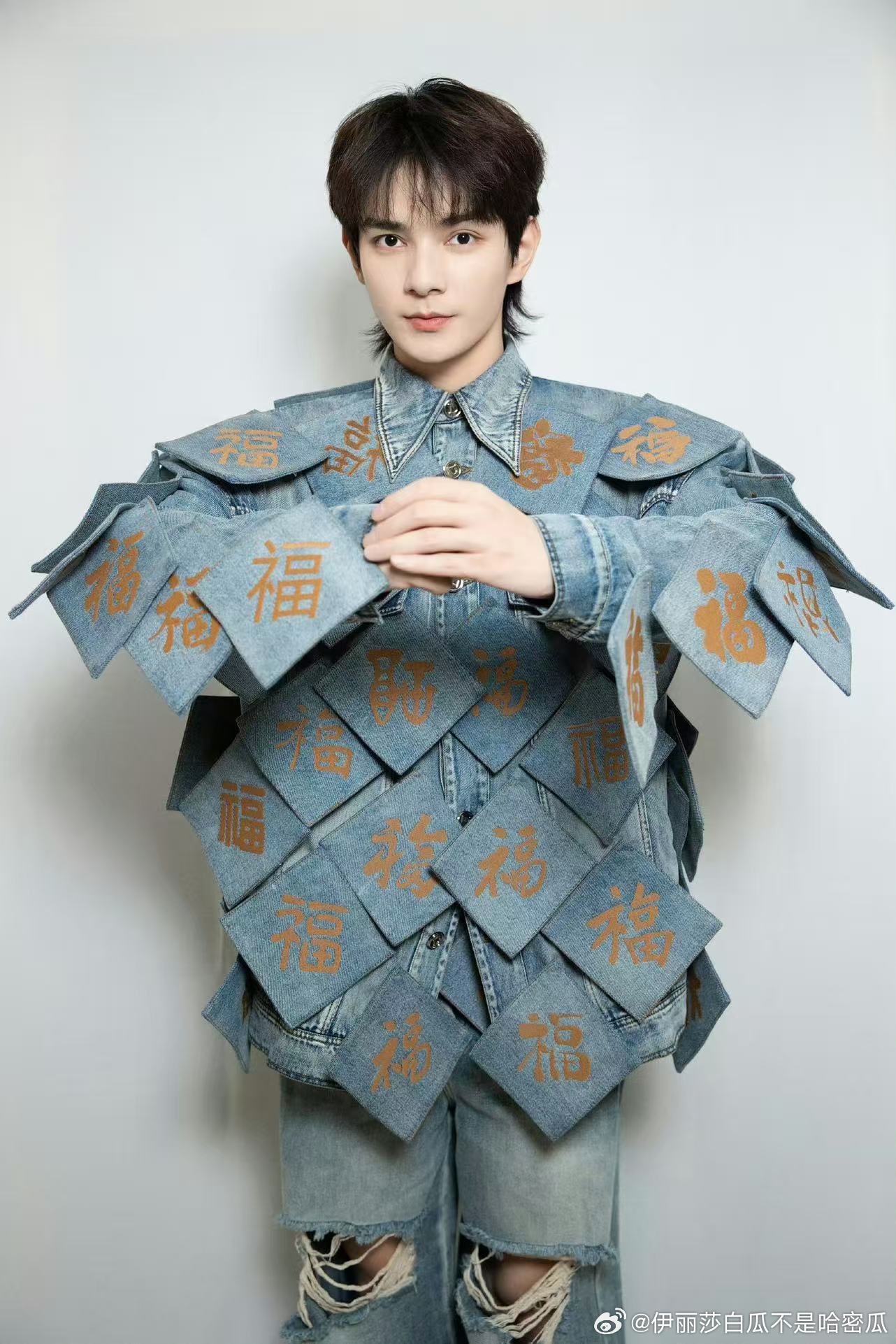 何昶希  💜 西西考古帖之6️⃣图1️⃣ 左胸一个好大的“希”图2️⃣ 多希多