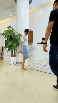 图1：勾勾脚游戏，还有记得的吗？
图2：小姐姐的灵活度，等于零了。