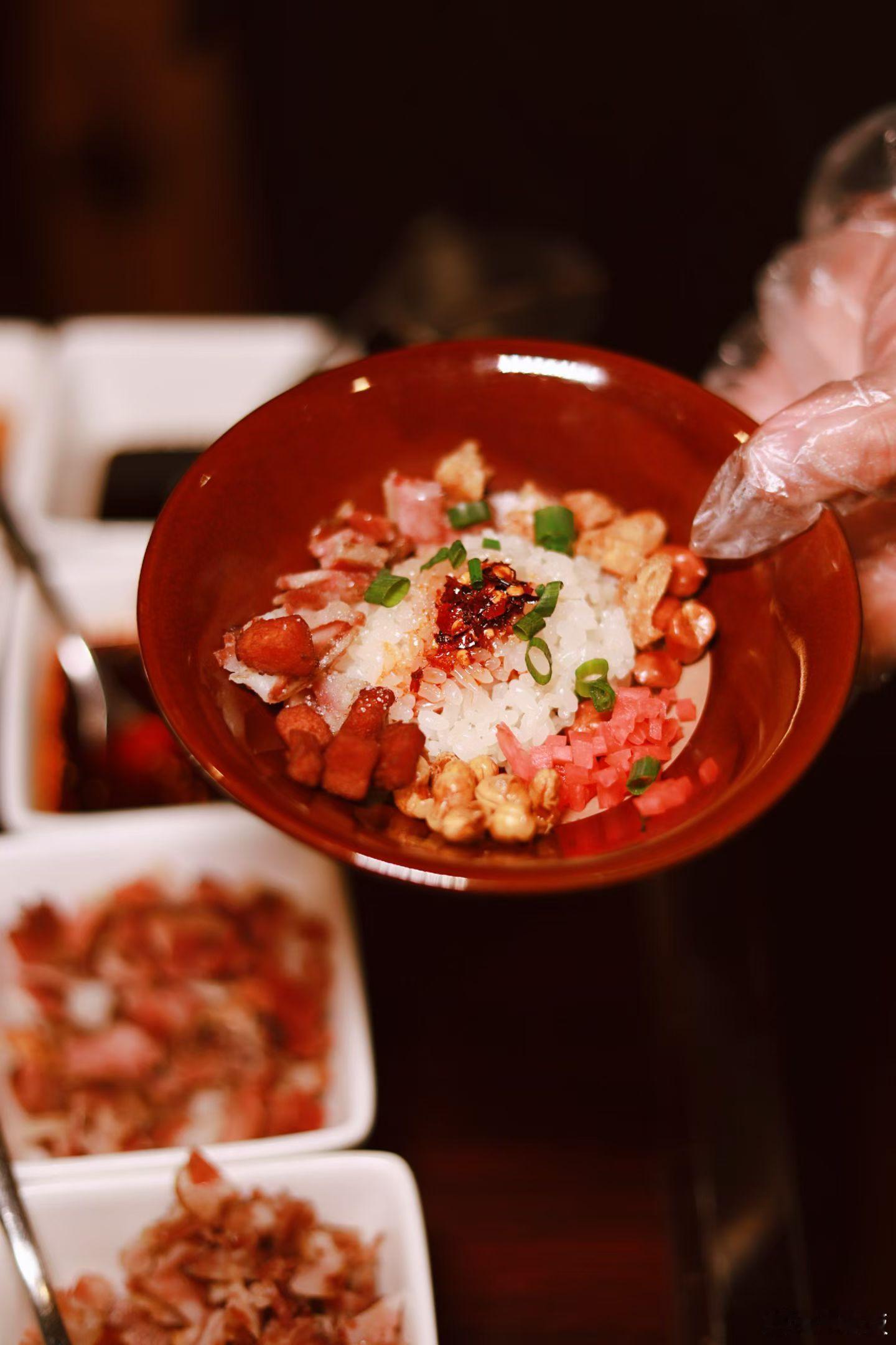 昨晚黔香阁饭后回家，切了满满两大盘苹果和甜橙，苹果难得的好吃，橙子特别香，好容易