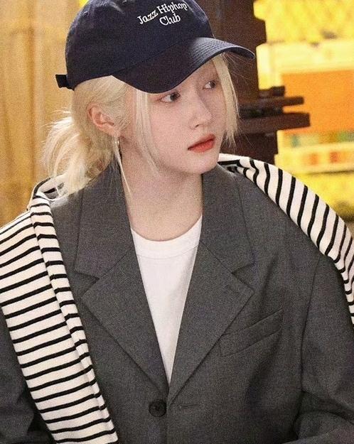 安可曲响起，你跑到延伸台，我几乎能看清你睫毛的影子，这就是我跨越几千公里的意义。