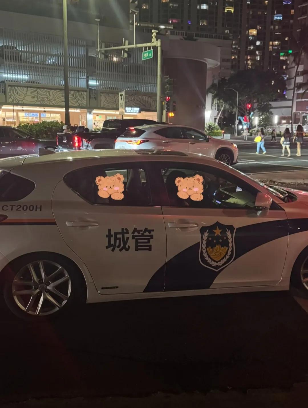 网友在夏威夷街上看到的，原以为是哪个幽默的国人，结果是一车洋人！