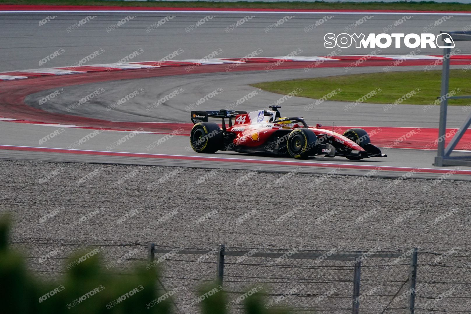 F1闭门测试第四天，梅赛德斯、小红牛、法拉利、凯迪拉克车队的赛车已经出场测试。红