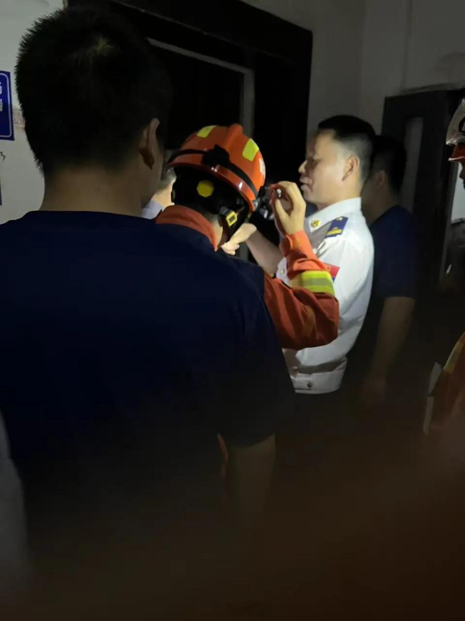 【小区电梯故障多人被困一女子坠亡，死者女儿：保安违规打开电梯轿厢，母亲才发生不幸