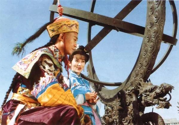 《戏说乾隆》都是戏服，不是历史剧，较不得真。这剧好就好在，秋官长的帅。 ​​​