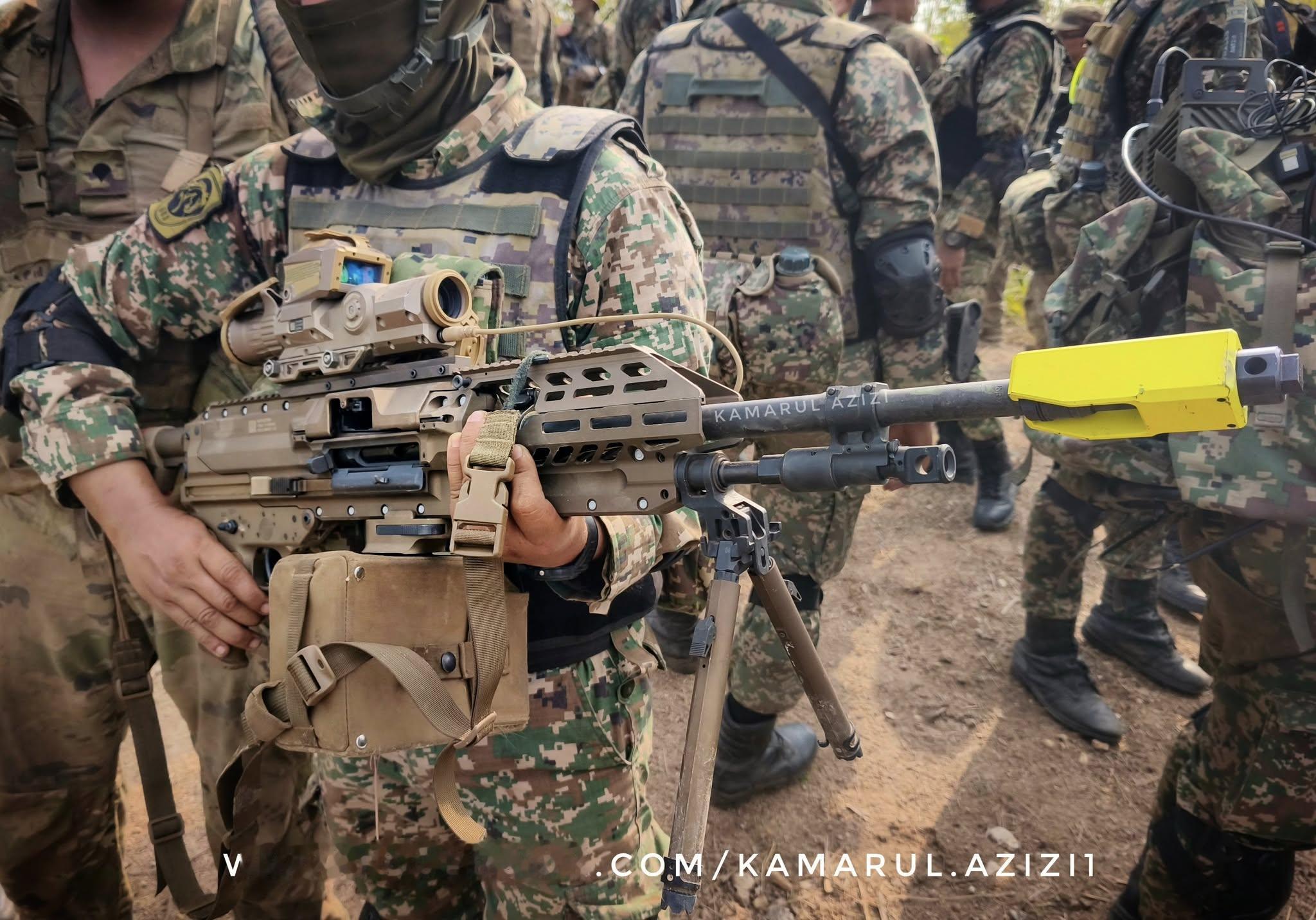 马来西亚士兵体验MD三等人的M250自动步枪，近日，在马来西亚霹雳州，马来西亚、