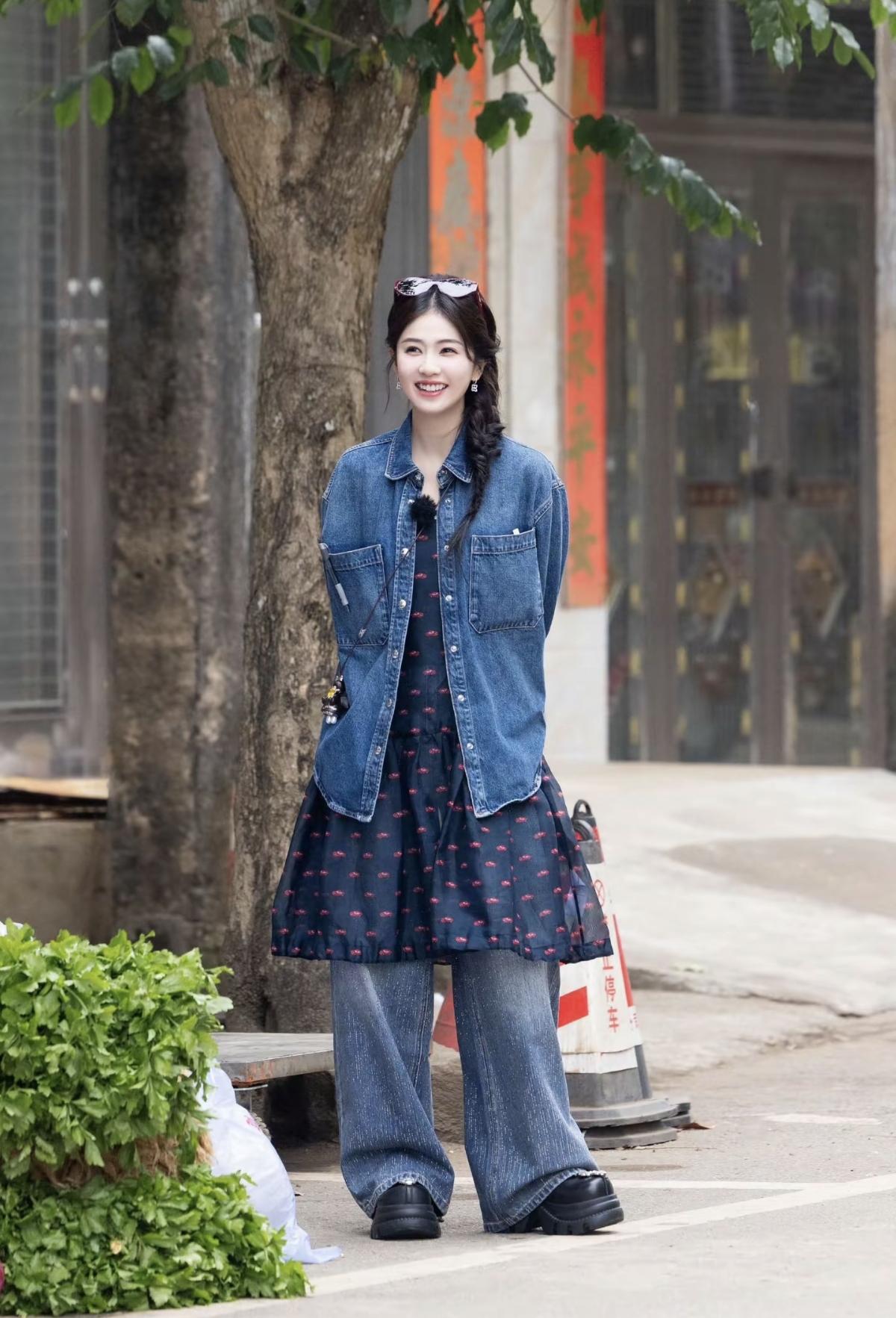 白鹿的笑容，是市井里最鲜活的阳光[给力] 
白鹿的日常穿搭，永远是舒适与时尚的天