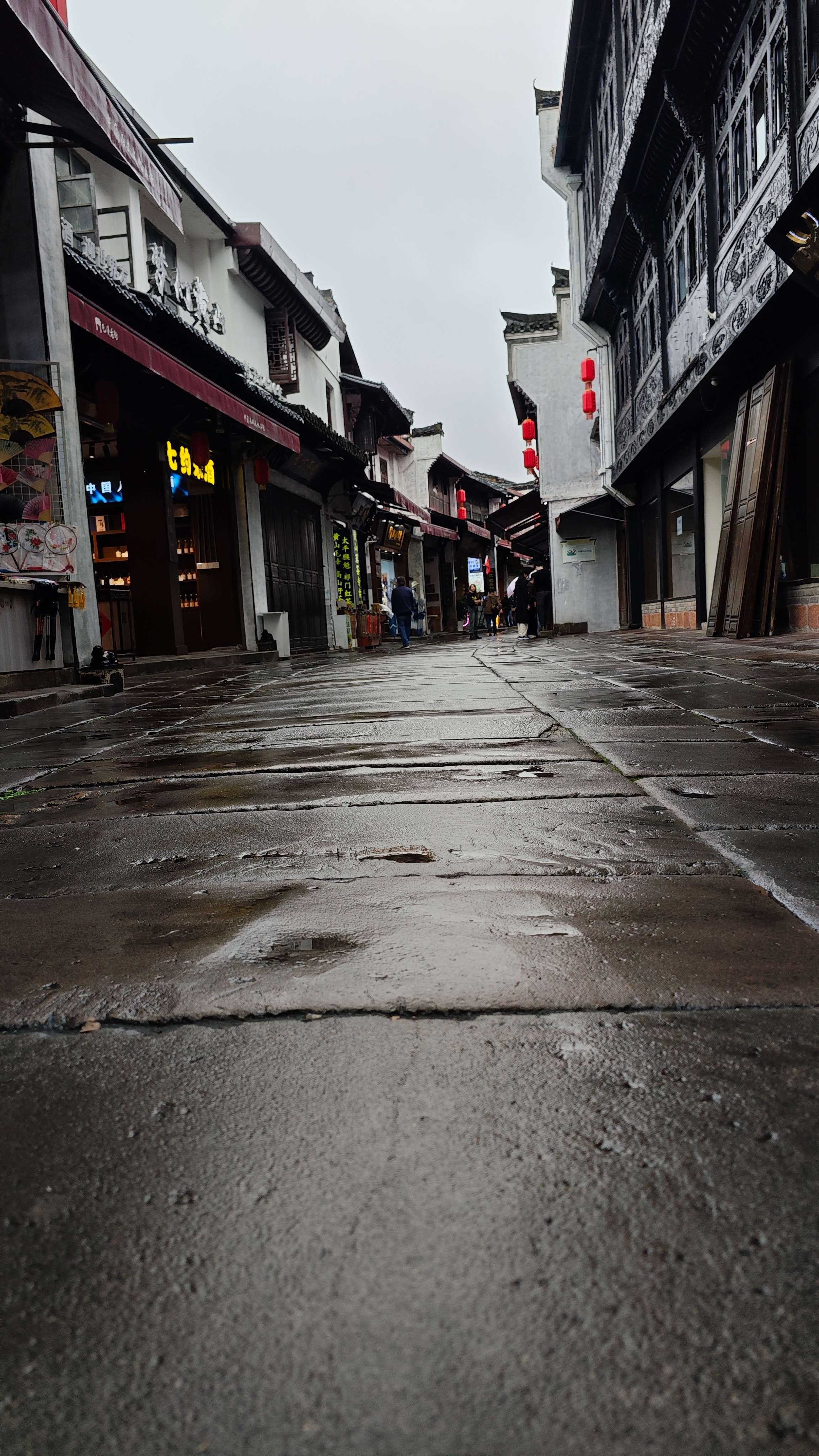 黄山市 雨后的屯溪老街沿着石板路，从这头走到那一头，到江边，再到戴震公园，慢慢慢
