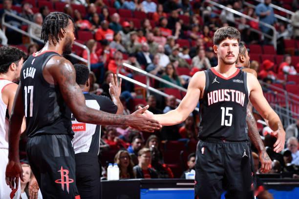 【火花兄弟？】据统计，本赛季三分出手至少40次的球员中，伊森以53.1%的命中率