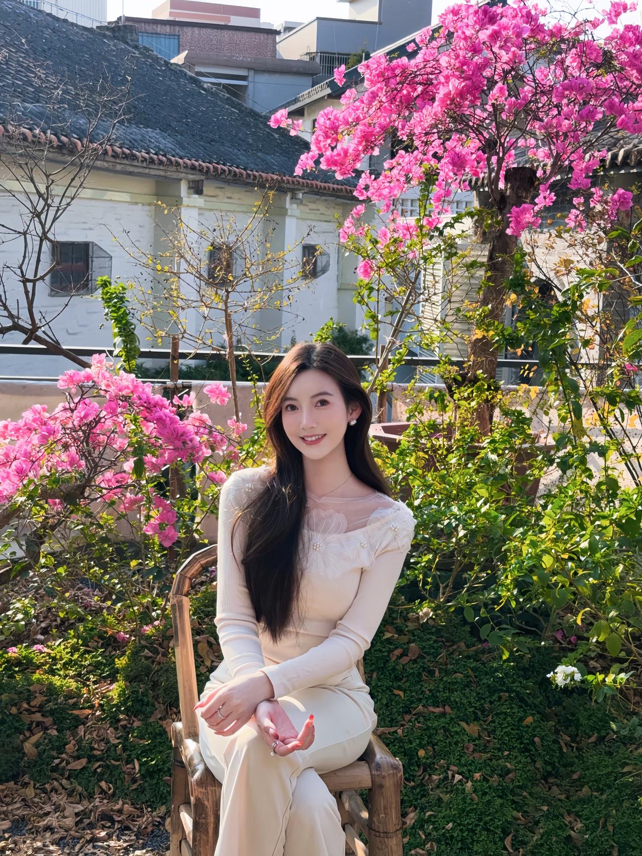 阳光下的悠闲时光，享受一杯咖啡的宁静。