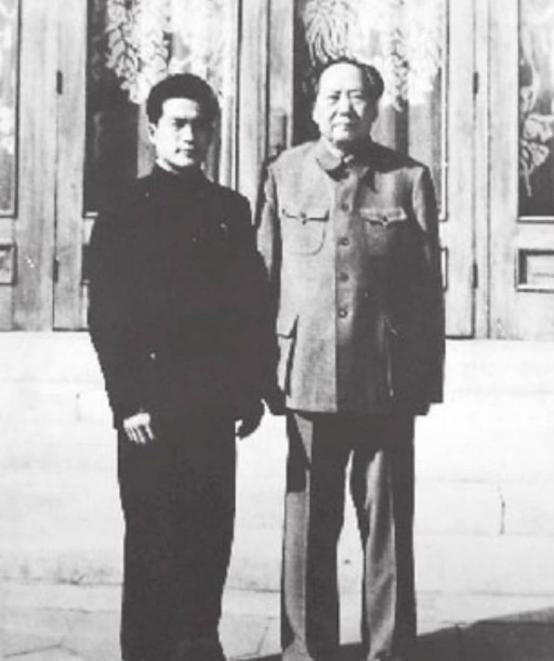 封耀松因失恋情绪低落，毛主席特意安慰他：我的卫士不用发愁，会好起来的！
1954