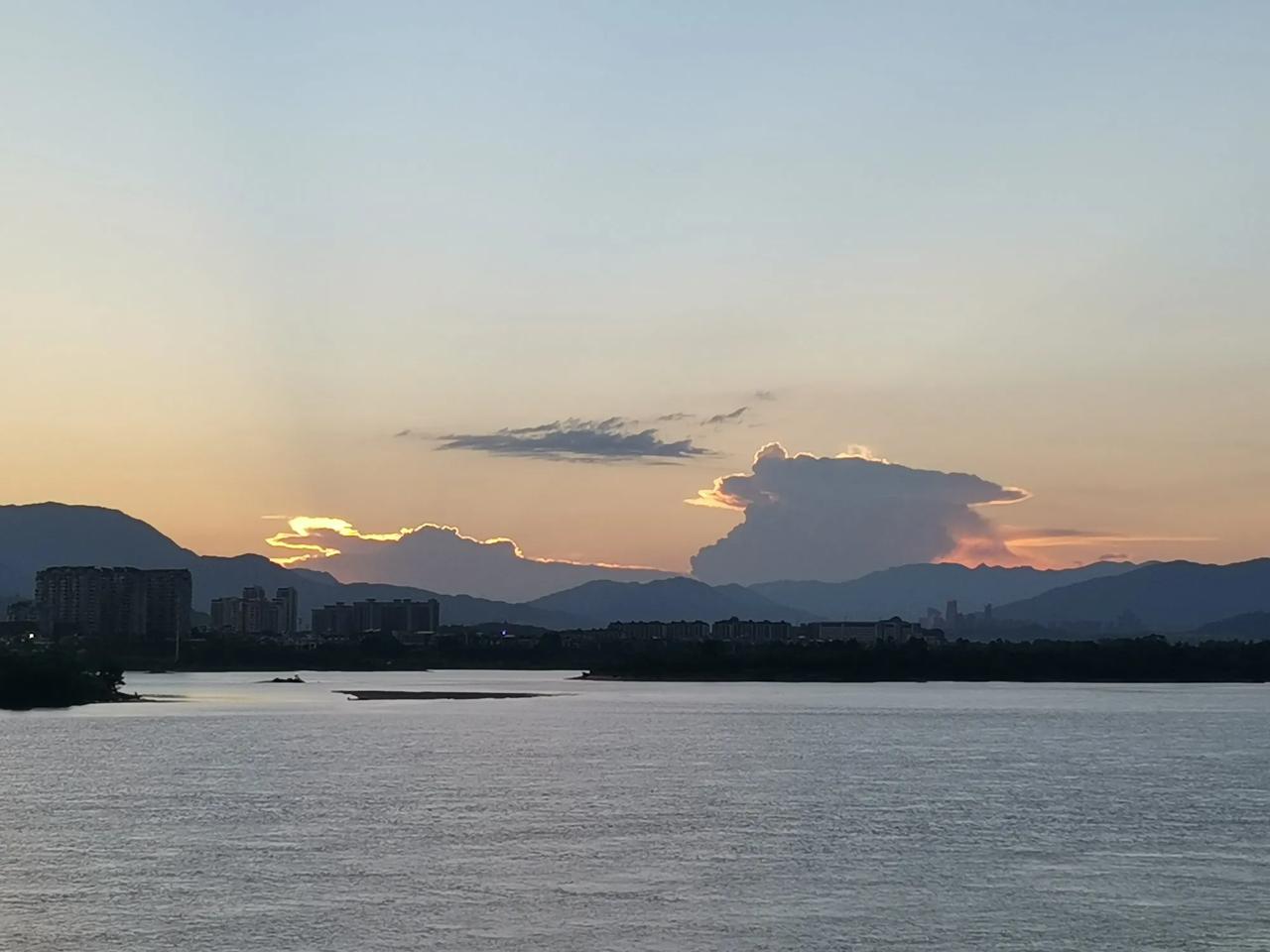 夕阳西下，断肠“鳄”在天涯！
#随手记录天空#