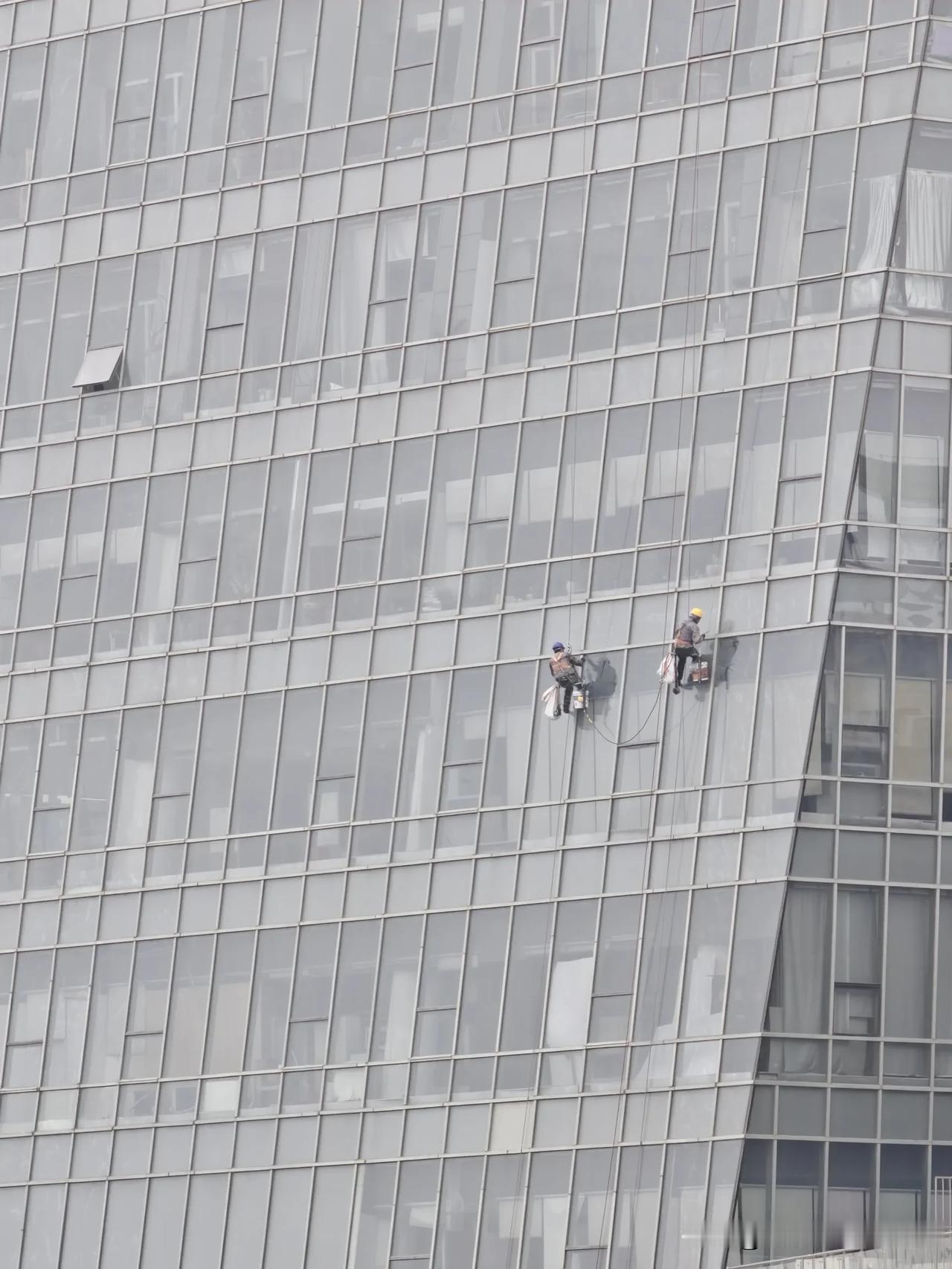 在长春轻轨站等车，发现对面大楼有工人在擦玻璃，这工作恐高的人真干不了，再说哪有什