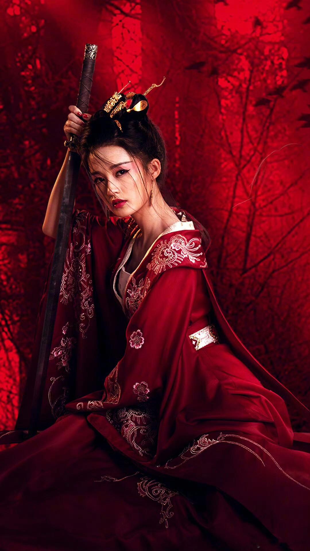 李沁新剧红衣登场梦回元淳同样是红衣，元淳满是破碎悲情，新角色气场截然不同，能感受