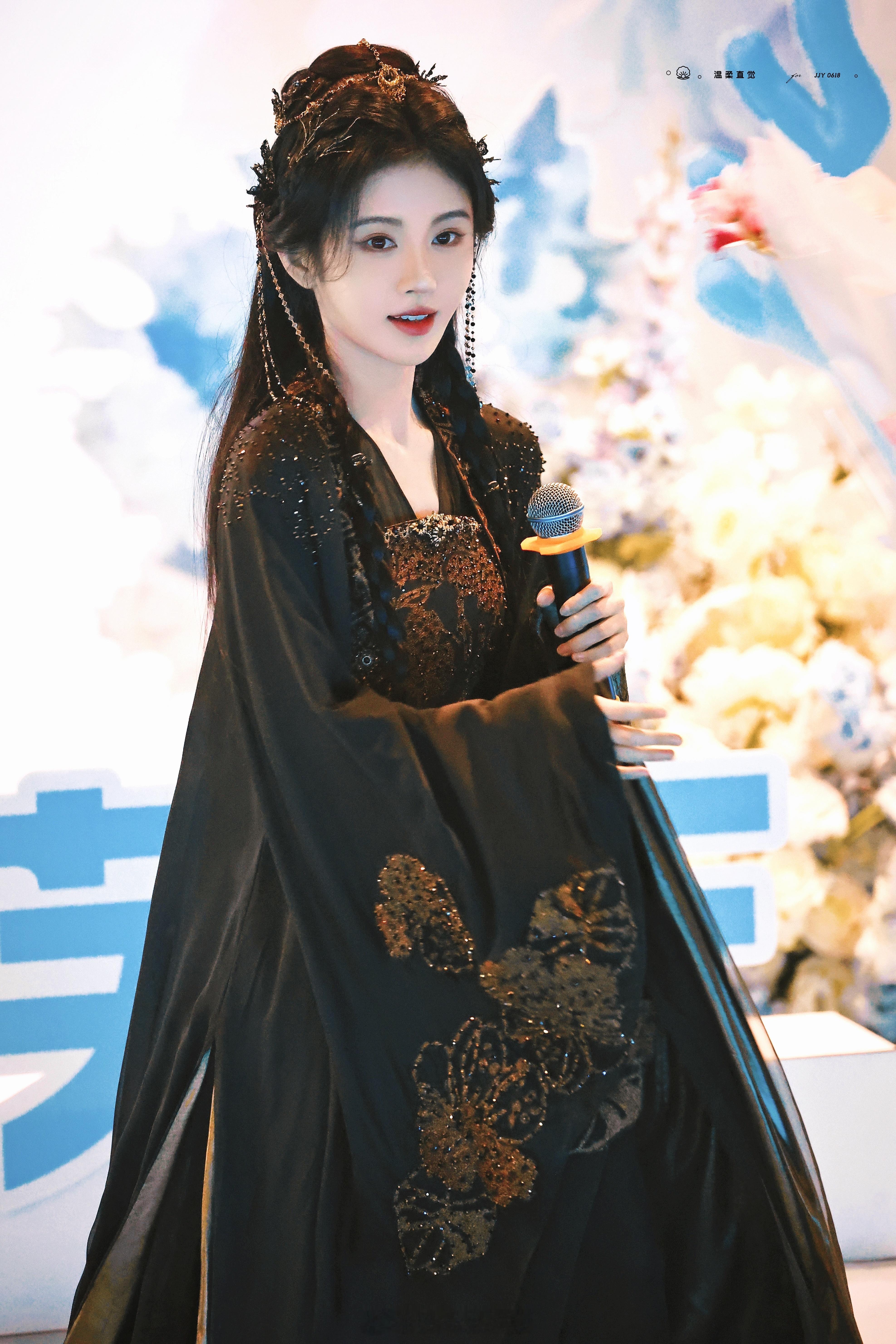 鞠婧祎月鳞绮纪亮片拖地黑裙  神女降临人间啊 老天鹅 