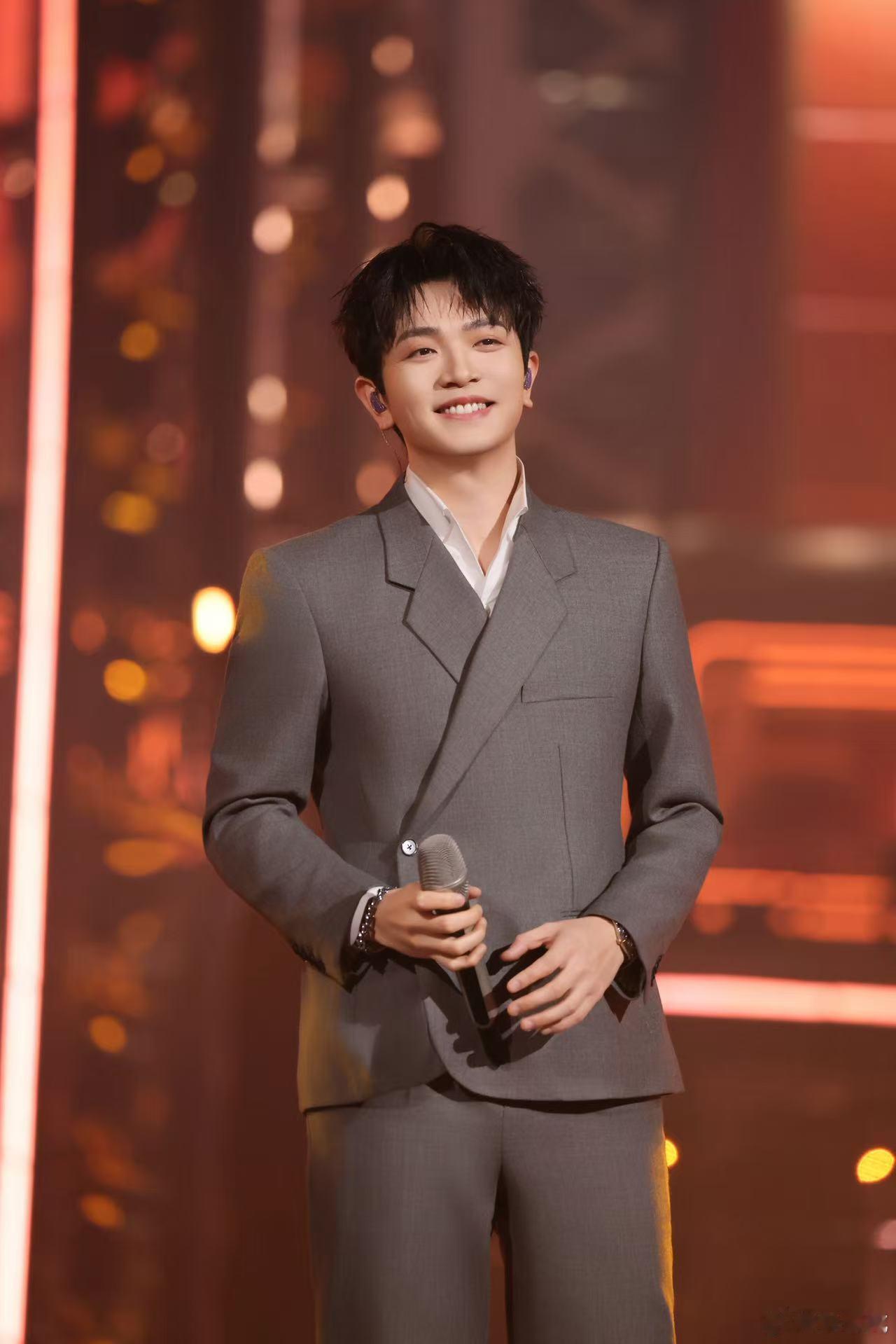 颜人中红包发了4个9999不是刻意的噱头，是跨年夜里实实在在的心意。语音是温柔的