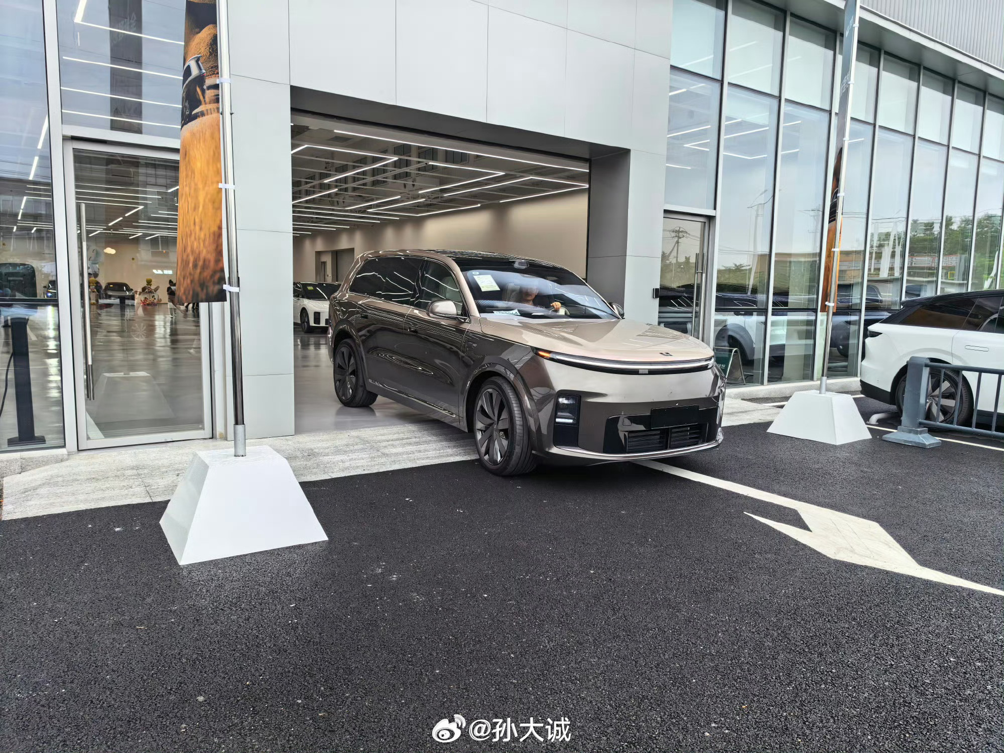 你会在乎提车仪式感吗这几年，不论是提保时捷taycan、极氪9X、理想i8还是星