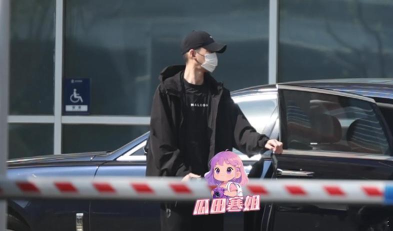 张翰就医后前往移民局 日前，八卦媒体拍到张翰在医院就医结束后，在司机陪伴下乘车前