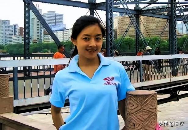 四川女主播佟瑶杭州出差路上突然“尿急”就钻进路边草丛上了个厕所，谁知十分钟之后，