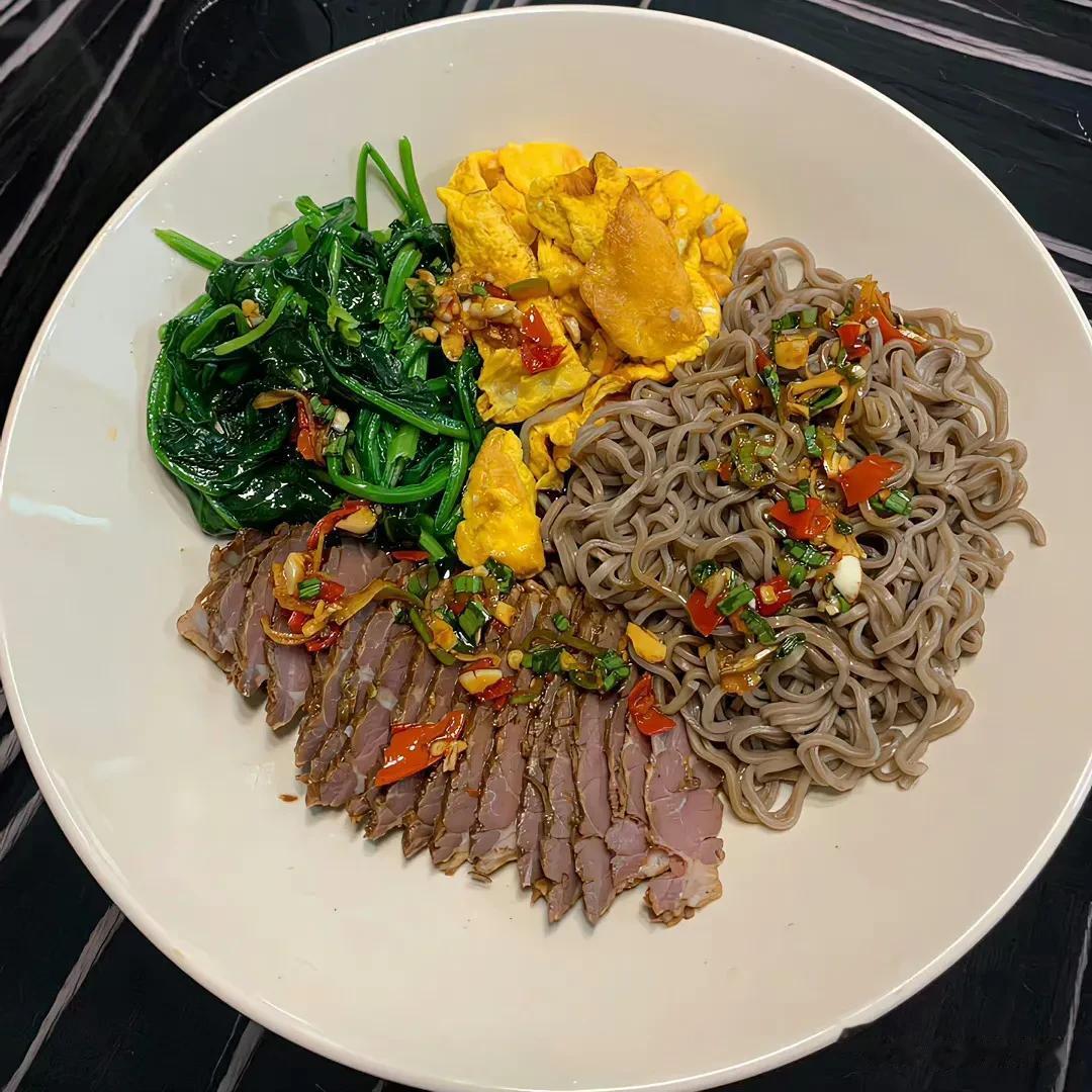 荞麦面是一种低卡路里并且富含营养的食物选择，适合用于减脂餐。

以下是一个荞麦面