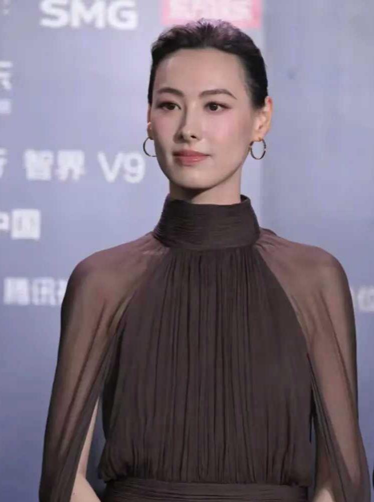 面相是骗不了人的，一位资深玄学家曾指出梁洛施具有典型的“五薄”特征。她性格独立、