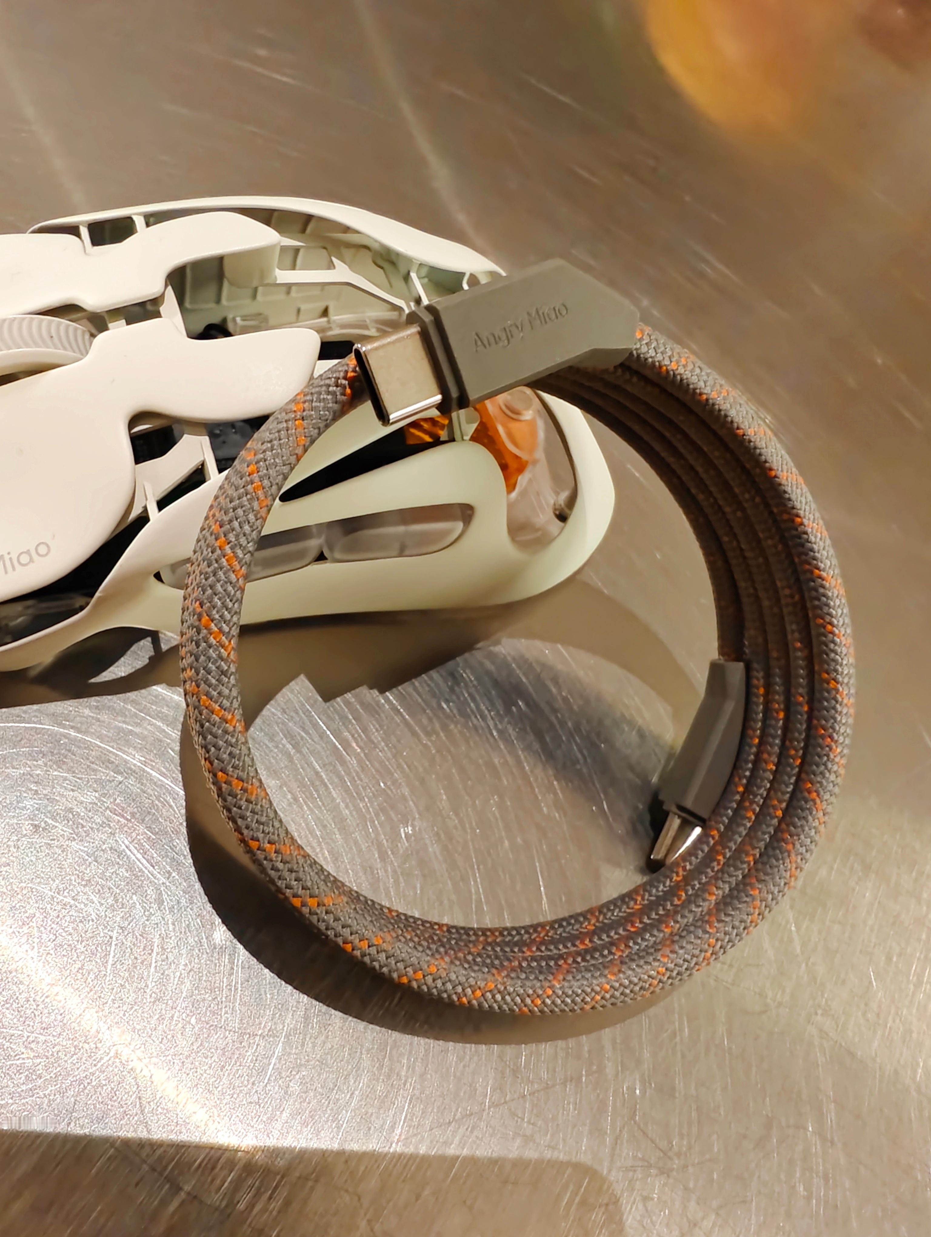 Angrymiao 专利歪头磁吸线。扁线＋歪头 = 完美收纳。叫啥？歪歪线？