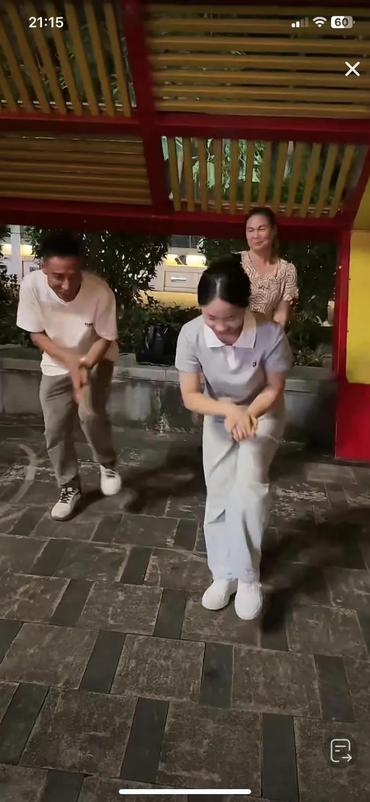 10月23日晚上小松来到了回国的第一站云南河口，在这里小住一夜然后租一辆车自驾回