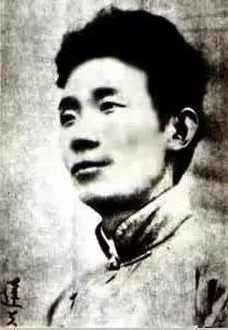郁达夫：他的作品风格独特，充满了感伤和忧郁的气息。《故都的秋》通过对北京秋天景色