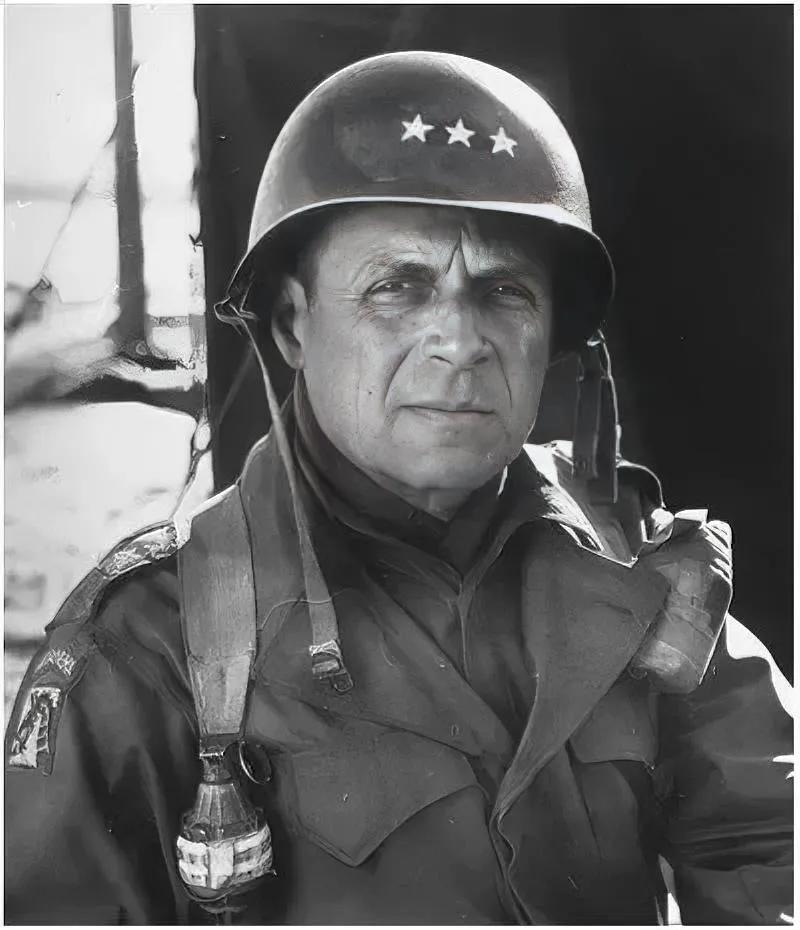 美军上将李奇微回忆朝鲜战争时说：“大量中国步兵穿着胶鞋，在狂乱的军号声中渗入阵地