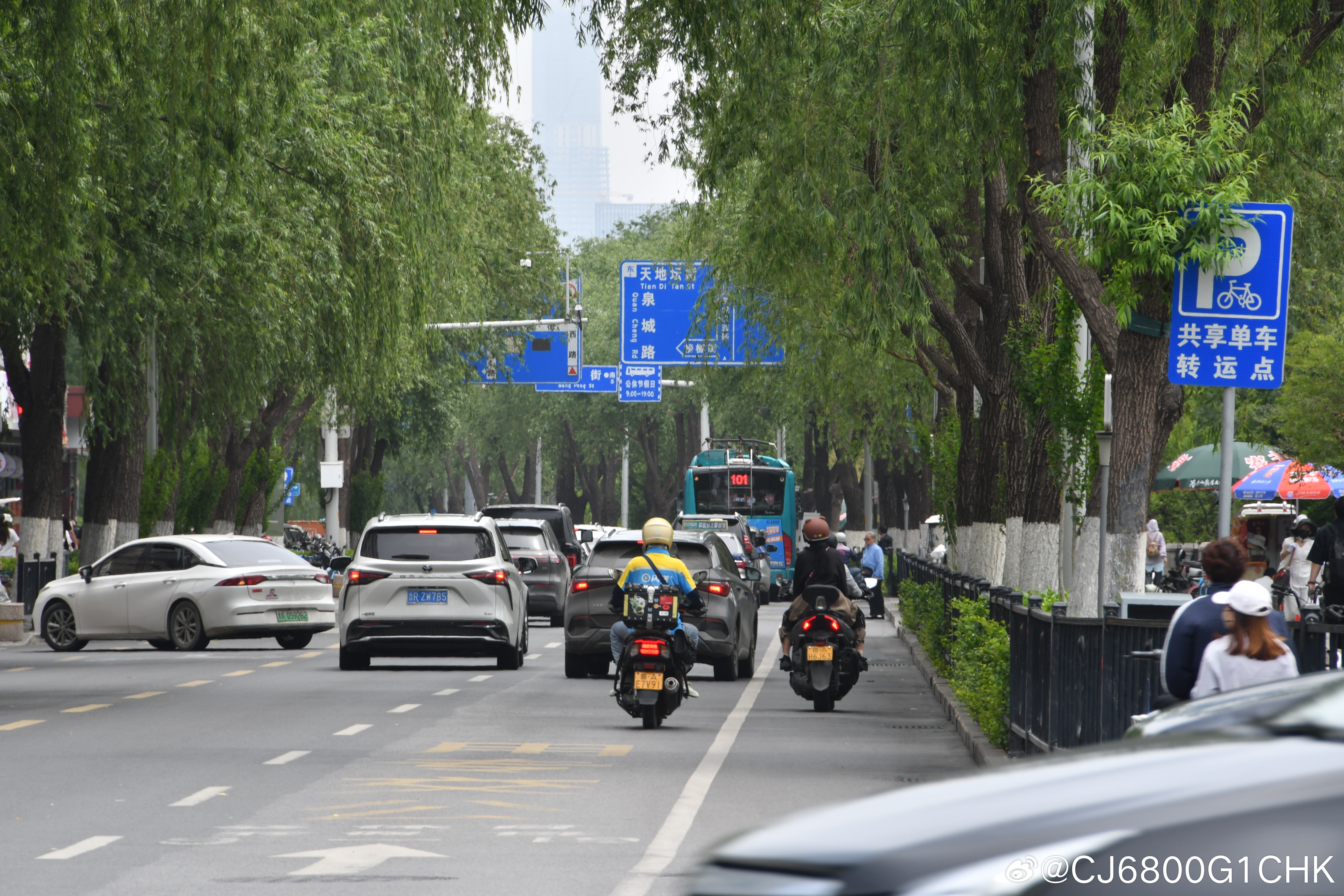 今日杂图1，客运中心两个进去充电的电动座位车，泉城路施工重回黑西路的101 50