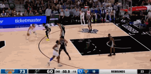 只手遮天！这球只有文班亚马能盖到！
在今天NBA常规赛马刺对阵尼克斯的第二节比赛