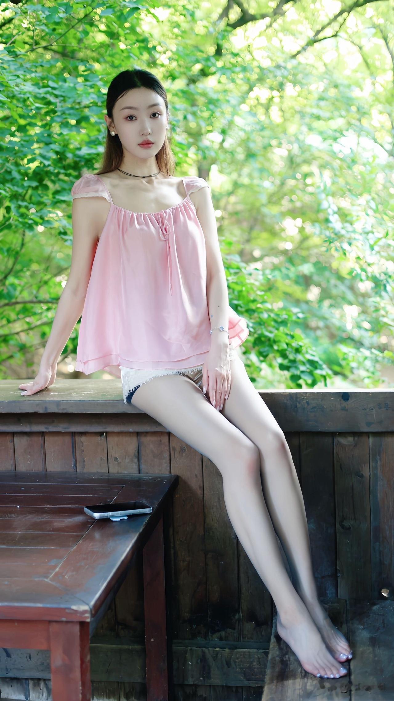 夏日林间清新穿搭｜温柔浅粉俘获夏日，浅粉色吊带小上衣，宽松版型轻盈透气，系带设计