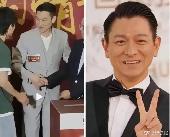 65岁的刘德华，首映礼合影，谁都没注意到他往后退了半步。这一退，把镜头最中心的位