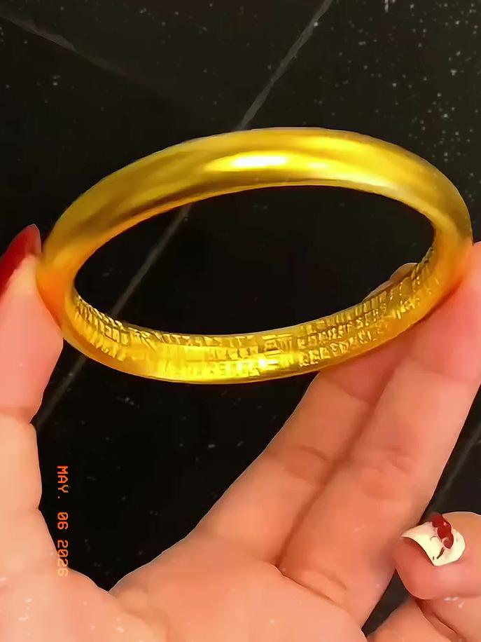 五一表嫂又收到了大金镯子
谁看了不羡慕？
她人胖，看着又懒，懒到连喝水杯子
都要