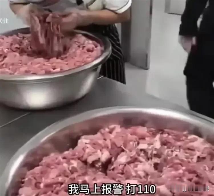 #昆明通报“学校臭肉”：多人被处理#其实这个事件，再一次击中了大家一直关注的食品