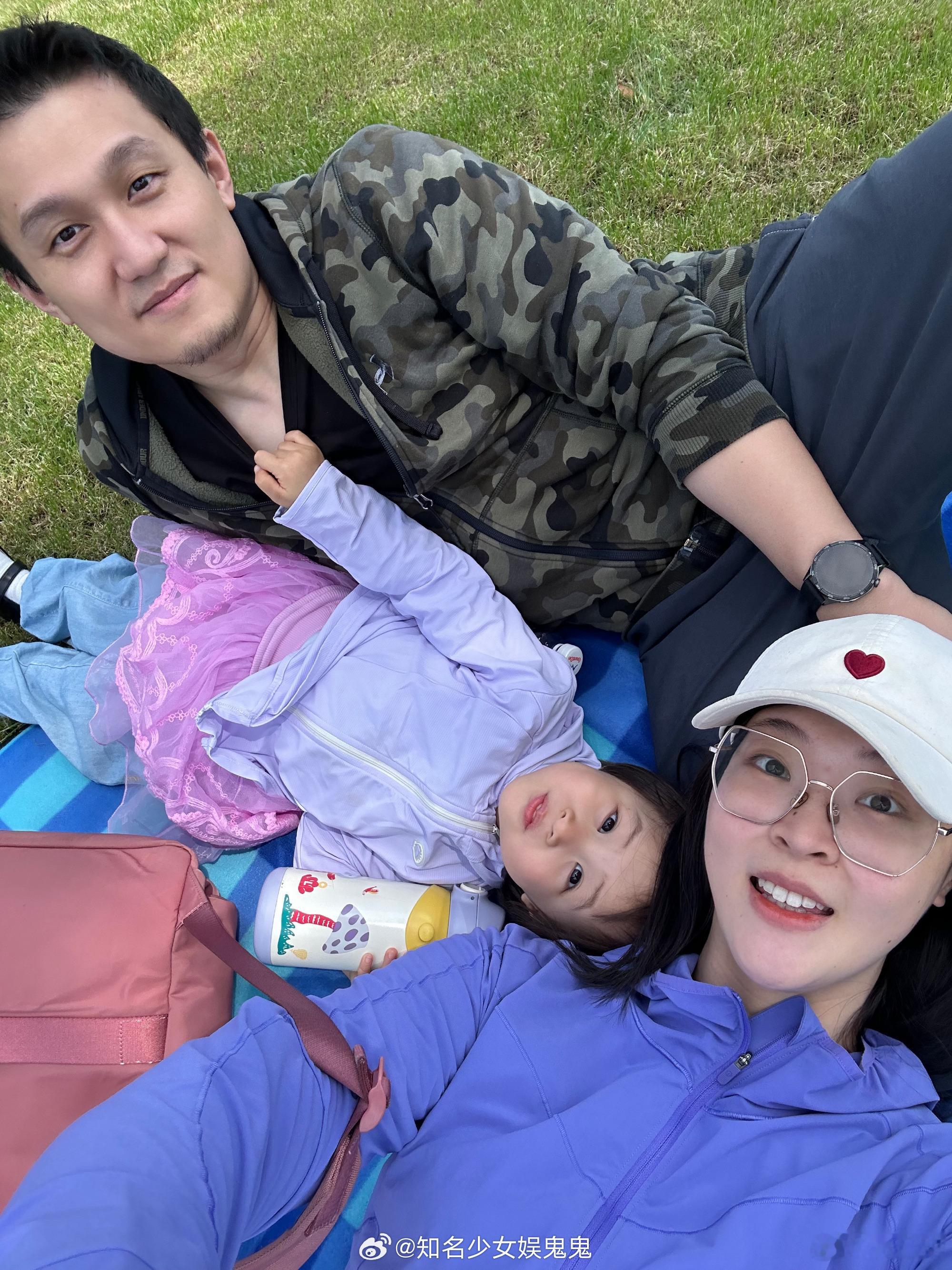 #惠若琪女儿快三岁了##小年糕和惠若琪长得像复制粘贴#[可怜]哇！没想到小年糕都