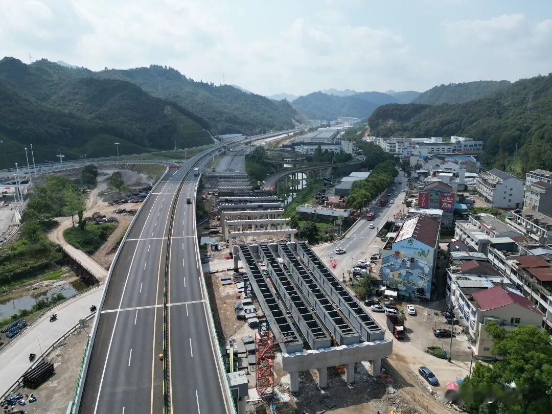 甬台温高速三门段扩建工程正全力冲刺，目标明年3月完工！
国庆假期工地没有停工，近