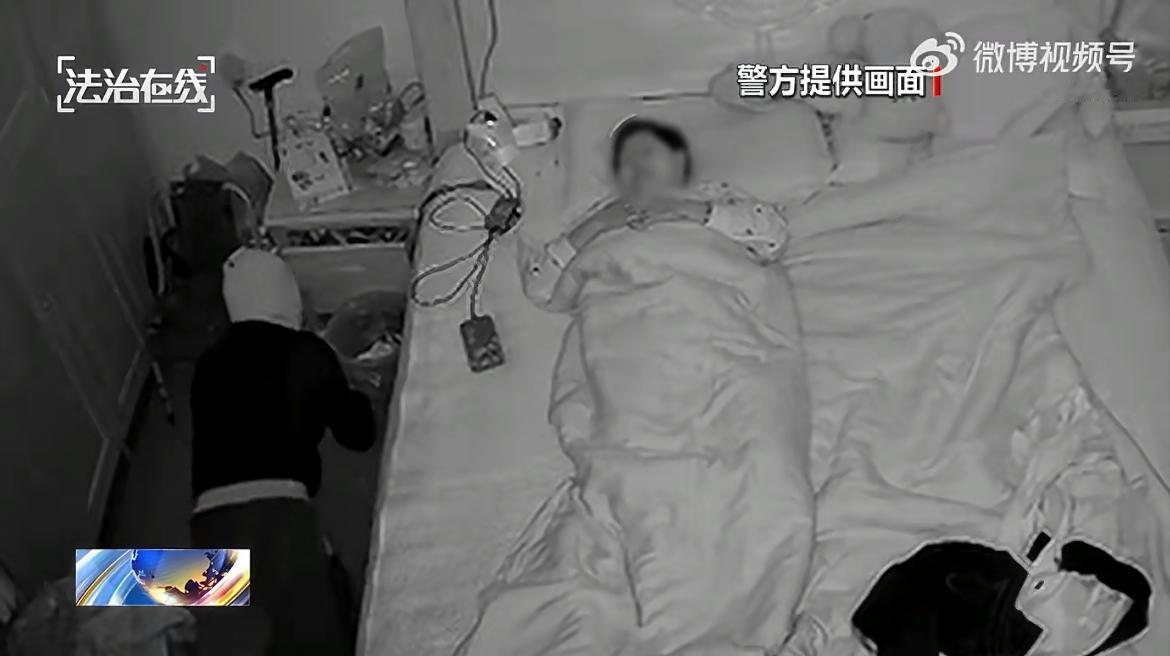 “盗贼行窃老人装睡避险！”武汉蒙面贼夜闯卧室，老人翻身挥手竟把贼吓得趴地装死！是